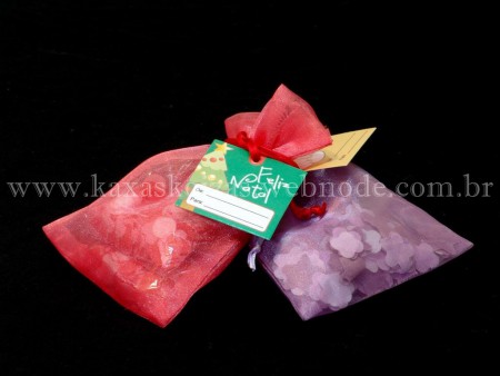 Saquinho de organza com sabonetes coloridos